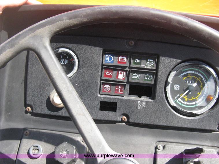 image for item D8303 1993 AGCO Allis 4660 tractor