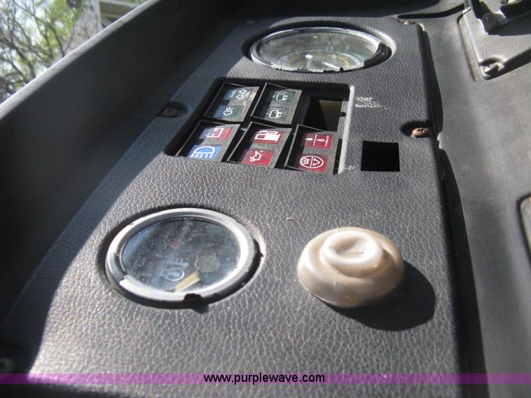 image for item D8303 1993 AGCO Allis 4660 tractor