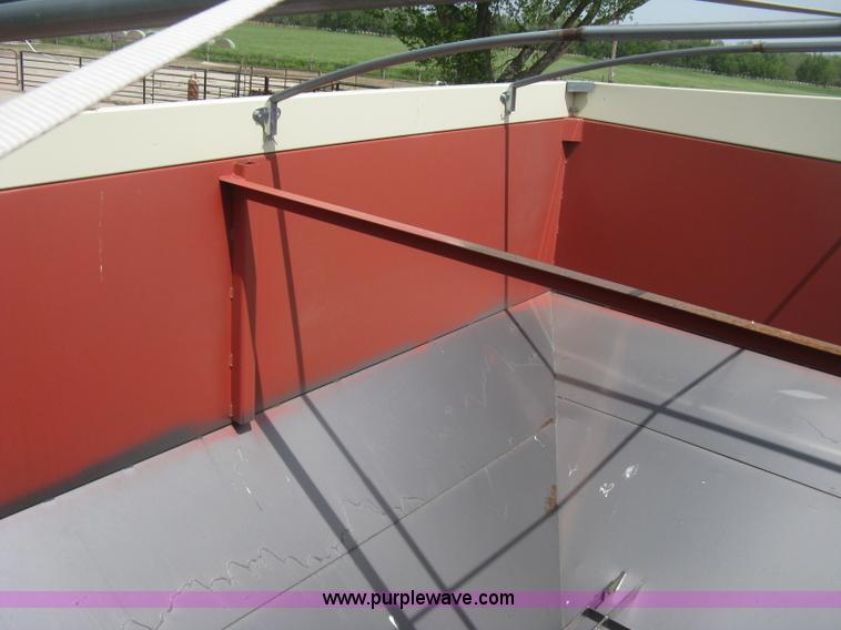 image for item D8311 2002 Killbros 590 grain cart