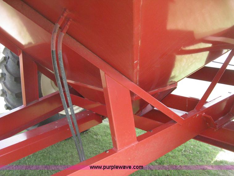 image for item D8311 2002 Killbros 590 grain cart