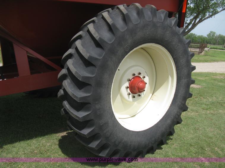 image for item D8311 2002 Killbros 590 grain cart