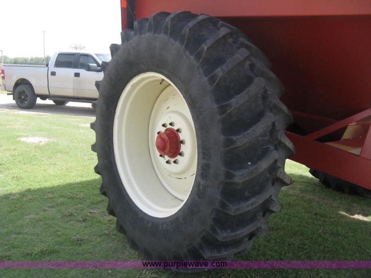 image for item D8311 2002 Killbros 590 grain cart