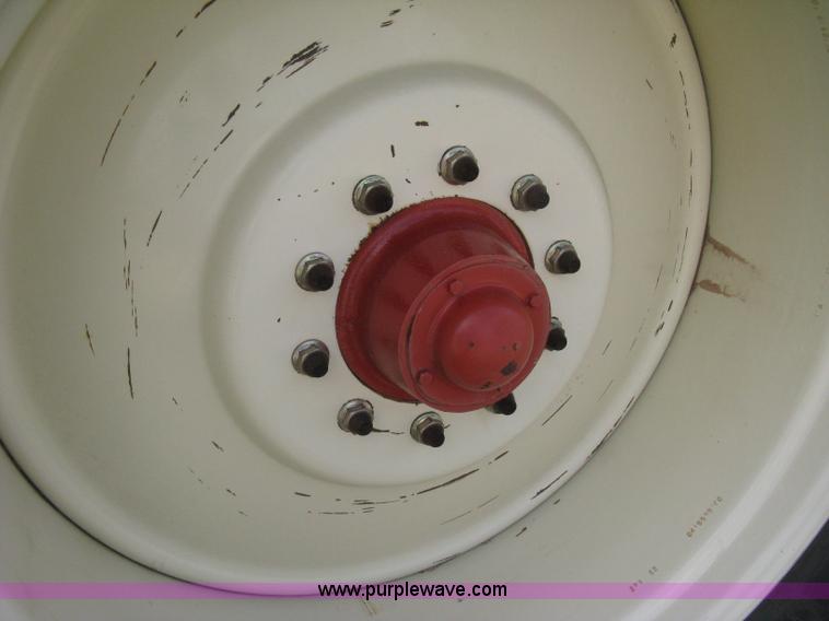 image for item D8311 2002 Killbros 590 grain cart