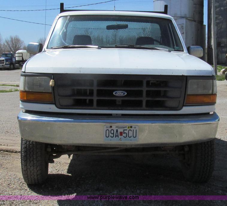 image for item E3920 1993 Ford F350 XL flatbed pickup truck