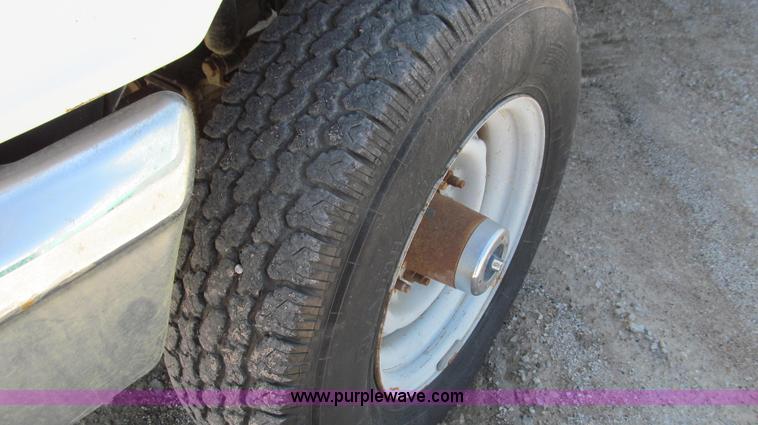 image for item E3920 1993 Ford F350 XL flatbed pickup truck