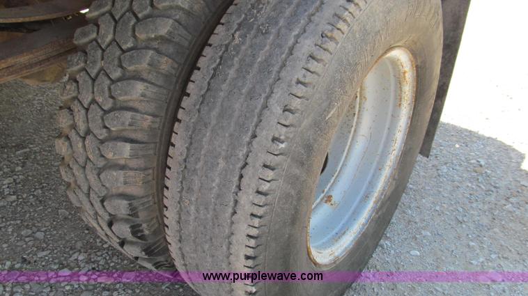 image for item E3920 1993 Ford F350 XL flatbed pickup truck