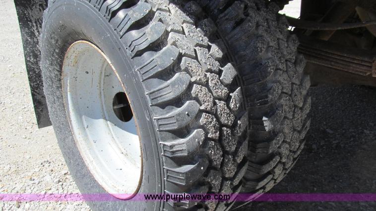 image for item E3920 1993 Ford F350 XL flatbed pickup truck