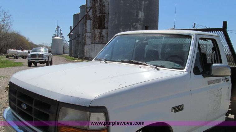 image for item E3920 1993 Ford F350 XL flatbed pickup truck