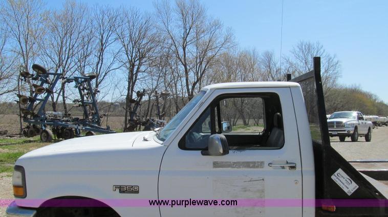 image for item E3920 1993 Ford F350 XL flatbed pickup truck