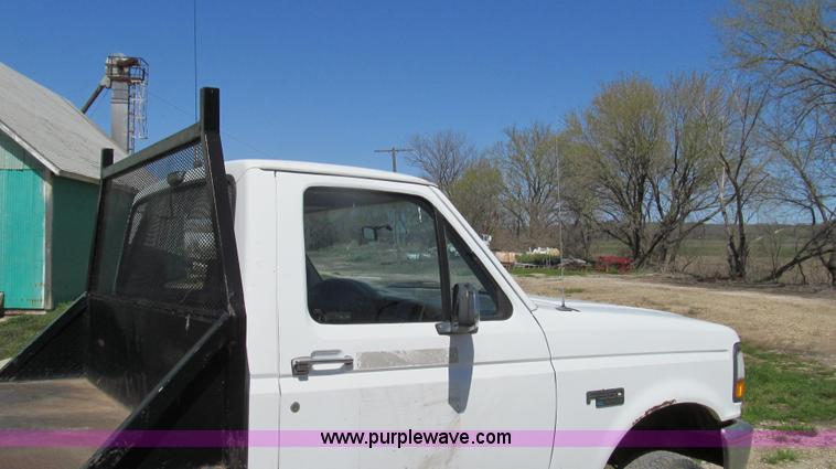 image for item E3920 1993 Ford F350 XL flatbed pickup truck