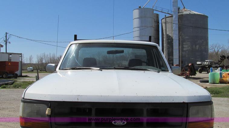 image for item E3920 1993 Ford F350 XL flatbed pickup truck