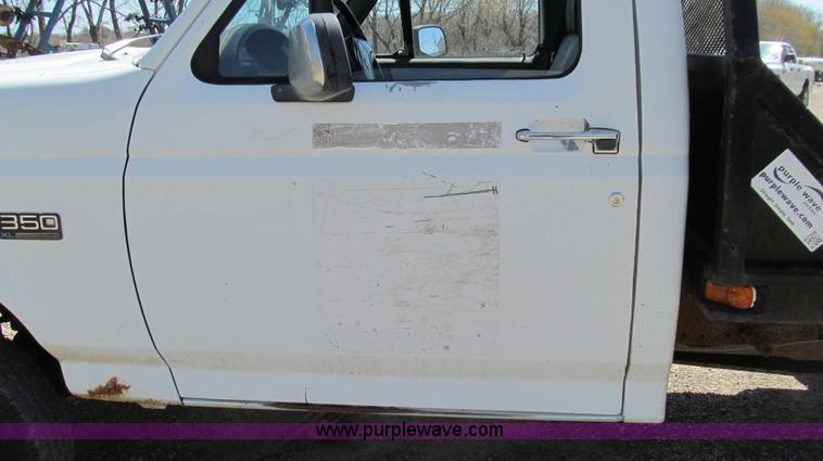 image for item E3920 1993 Ford F350 XL flatbed pickup truck