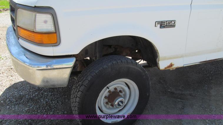 image for item E3920 1993 Ford F350 XL flatbed pickup truck