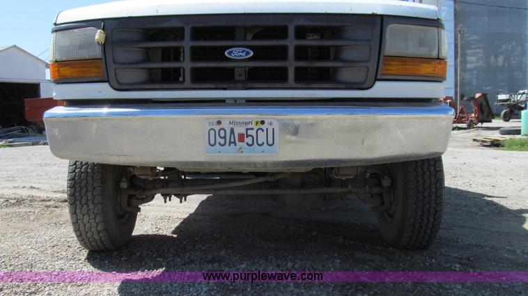 image for item E3920 1993 Ford F350 XL flatbed pickup truck