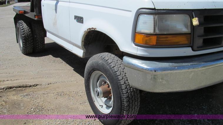 image for item E3920 1993 Ford F350 XL flatbed pickup truck