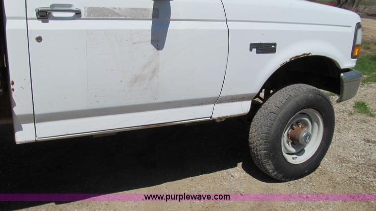 image for item E3920 1993 Ford F350 XL flatbed pickup truck