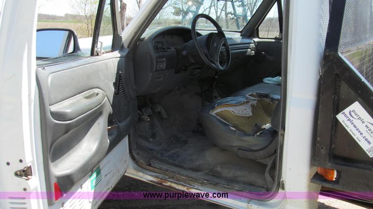 image for item E3920 1993 Ford F350 XL flatbed pickup truck