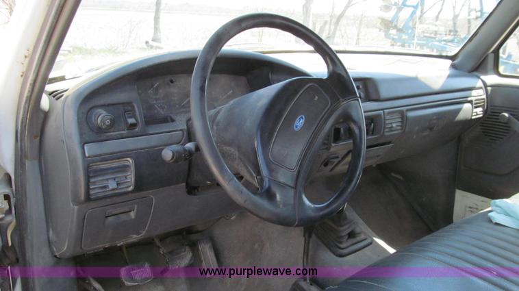 image for item E3920 1993 Ford F350 XL flatbed pickup truck