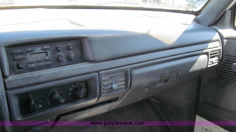 image for item E3920 1993 Ford F350 XL flatbed pickup truck