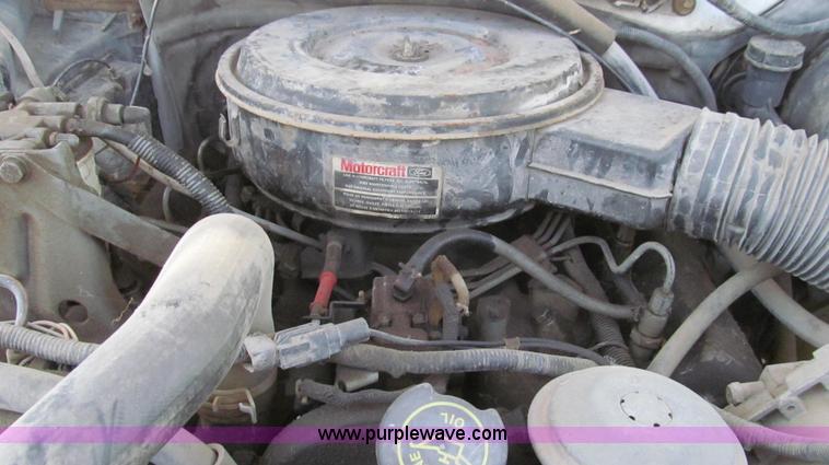 image for item E3920 1993 Ford F350 XL flatbed pickup truck