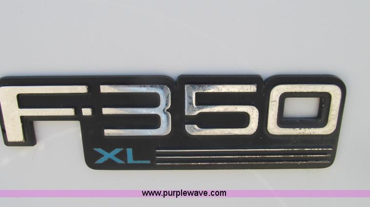 image for item E3920 1993 Ford F350 XL flatbed pickup truck