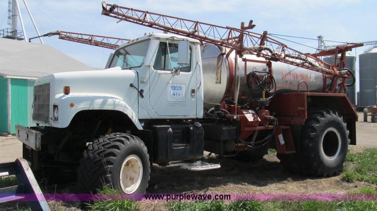 image for item E3922 1986 International S2500 Dempster liquid floater truck