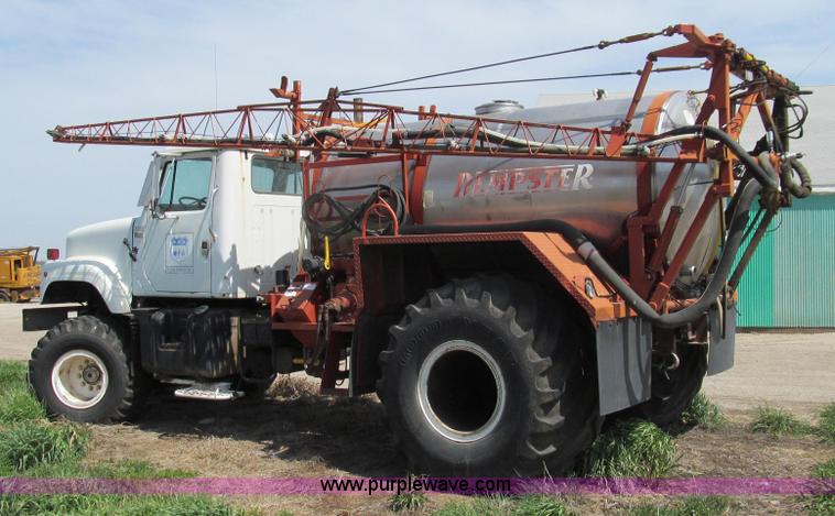 image for item E3922 1986 International S2500 Dempster liquid floater truck