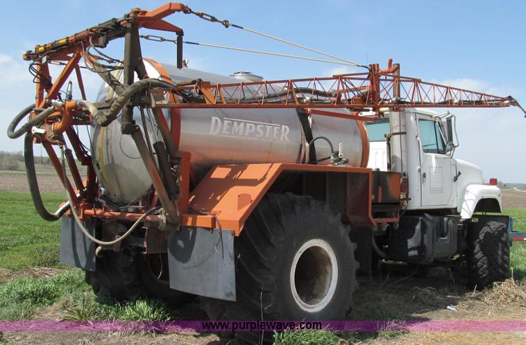image for item E3922 1986 International S2500 Dempster liquid floater truck