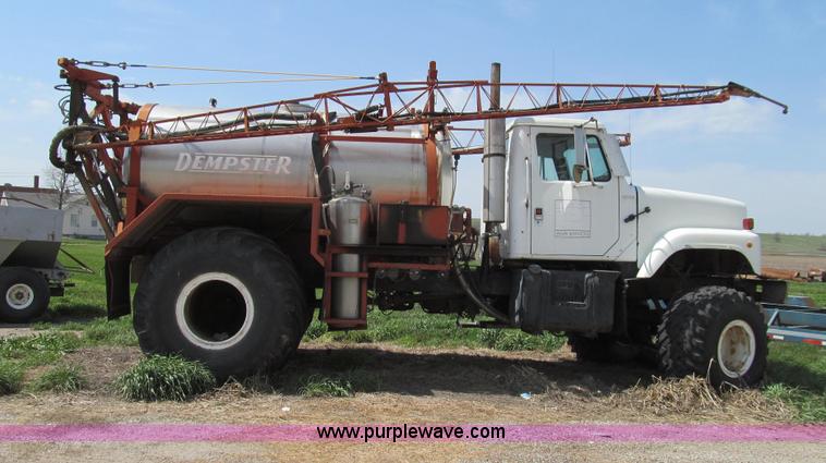 image for item E3922 1986 International S2500 Dempster liquid floater truck