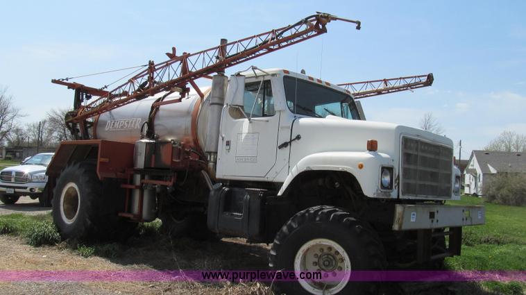 image for item E3922 1986 International S2500 Dempster liquid floater truck