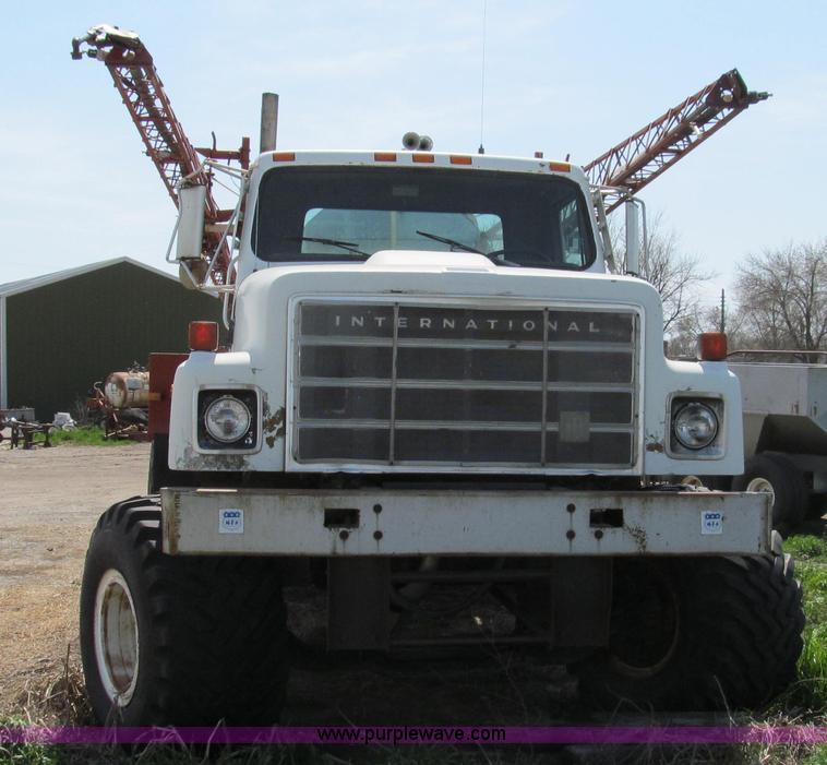 image for item E3922 1986 International S2500 Dempster liquid floater truck