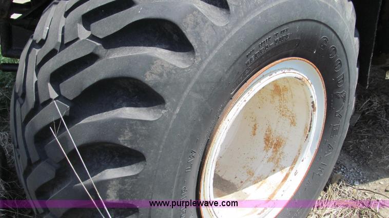 image for item E3922 1986 International S2500 Dempster liquid floater truck