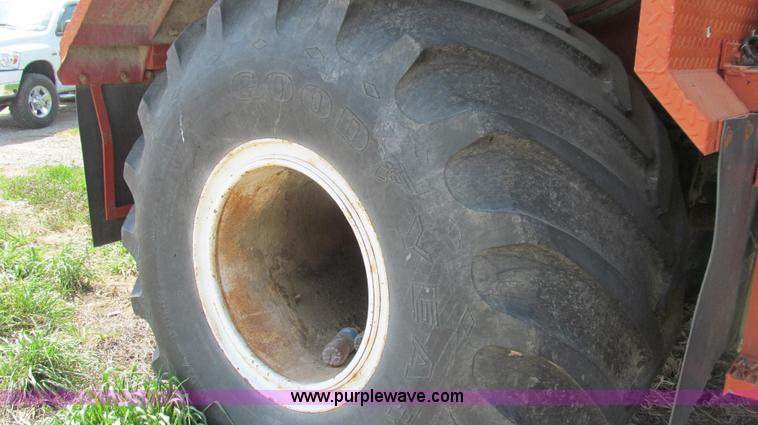 image for item E3922 1986 International S2500 Dempster liquid floater truck