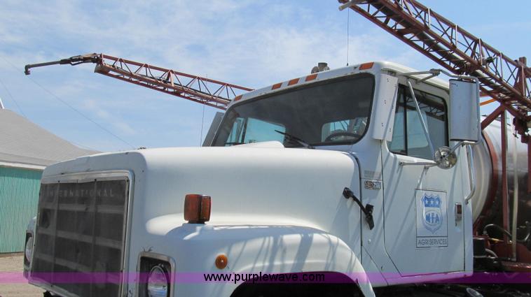 image for item E3922 1986 International S2500 Dempster liquid floater truck