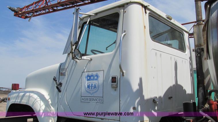 image for item E3922 1986 International S2500 Dempster liquid floater truck
