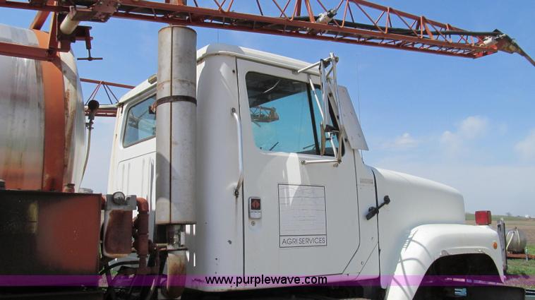 image for item E3922 1986 International S2500 Dempster liquid floater truck