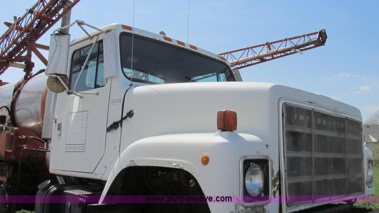 image for item E3922 1986 International S2500 Dempster liquid floater truck