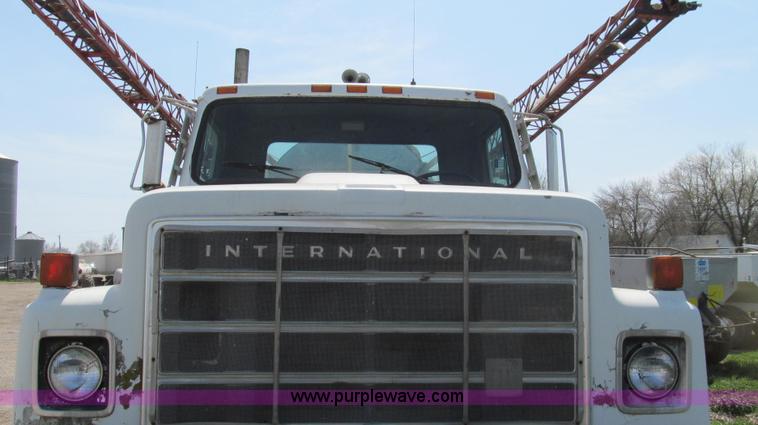 image for item E3922 1986 International S2500 Dempster liquid floater truck