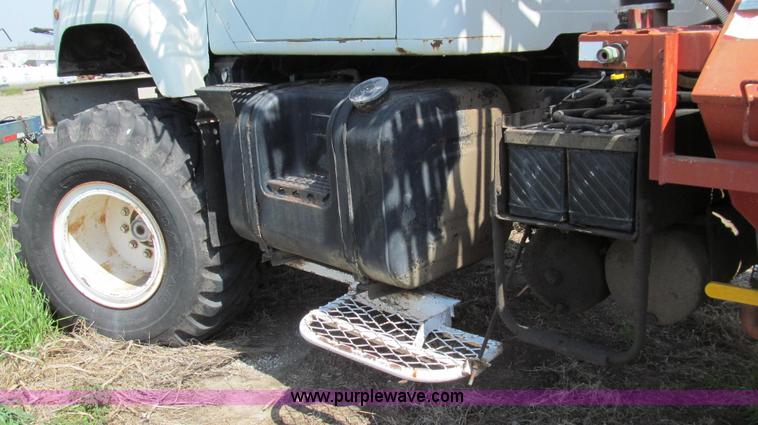 image for item E3922 1986 International S2500 Dempster liquid floater truck
