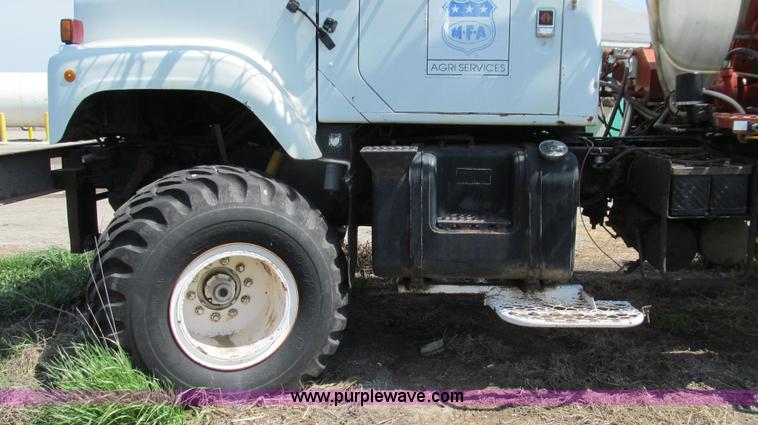 image for item E3922 1986 International S2500 Dempster liquid floater truck