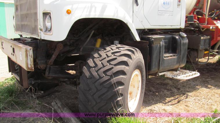 image for item E3922 1986 International S2500 Dempster liquid floater truck