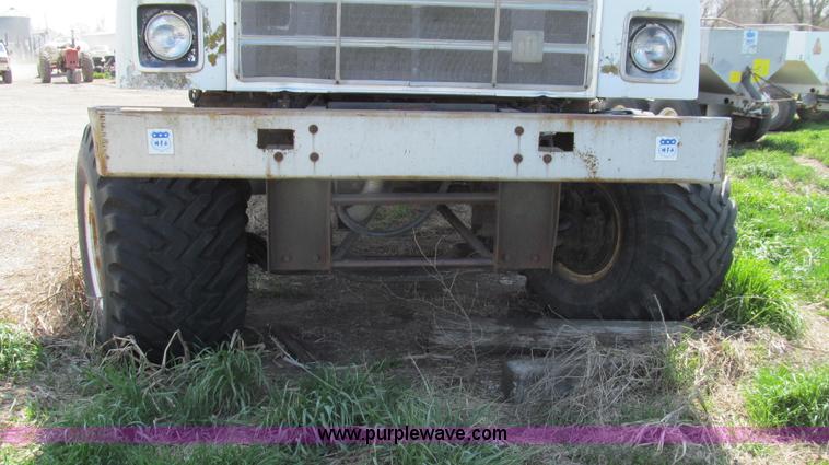 image for item E3922 1986 International S2500 Dempster liquid floater truck