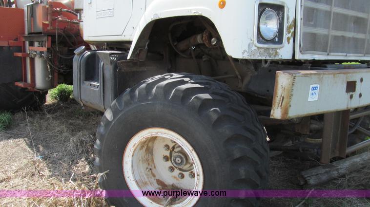 image for item E3922 1986 International S2500 Dempster liquid floater truck