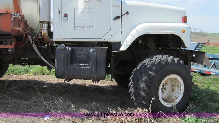 image for item E3922 1986 International S2500 Dempster liquid floater truck