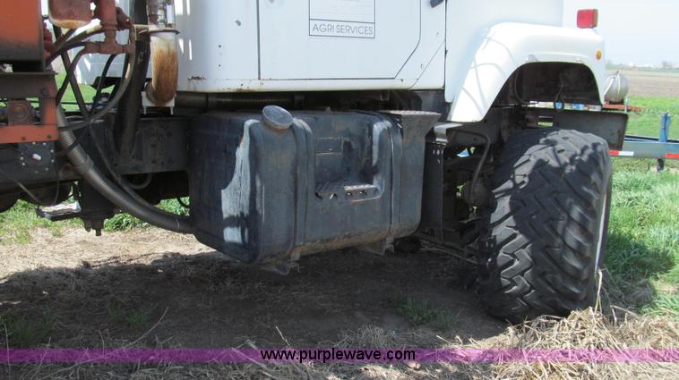 image for item E3922 1986 International S2500 Dempster liquid floater truck