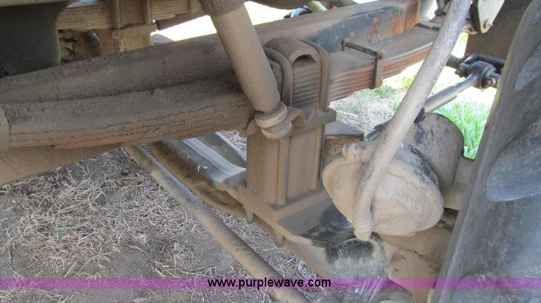 image for item E3922 1986 International S2500 Dempster liquid floater truck