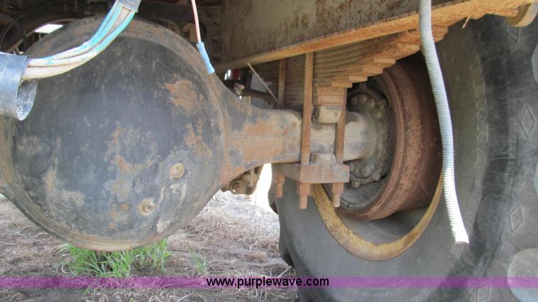 image for item E3922 1986 International S2500 Dempster liquid floater truck