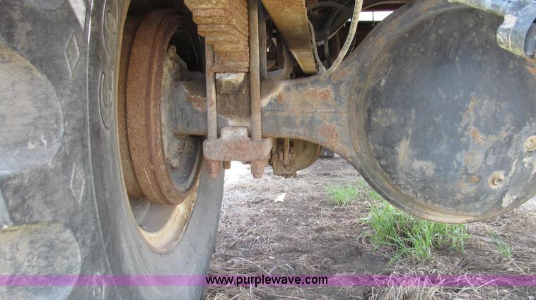 image for item E3922 1986 International S2500 Dempster liquid floater truck