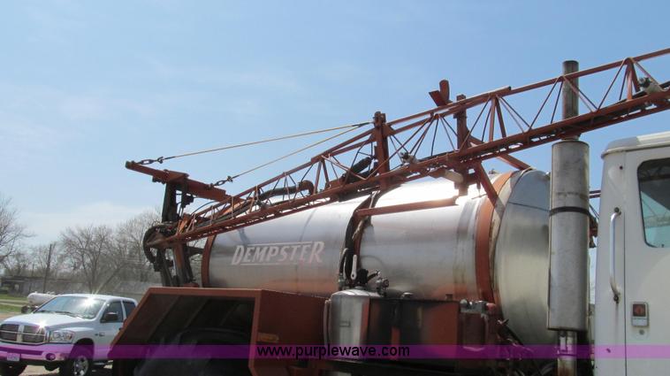 image for item E3922 1986 International S2500 Dempster liquid floater truck