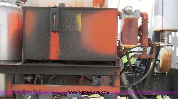 image for item E3922 1986 International S2500 Dempster liquid floater truck